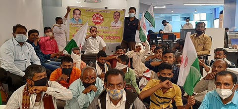 आयसीआयसीआय लोम्बार्ड कंपनीच्या कार्यालयात आंदोलन करताना शेकरी