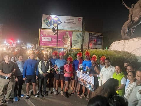 मधुमेहींसाठी पुणे ते कोल्हापुर धावण्याचा उपक्रम राबविणाऱ्या धावपटूंचा कोल्हापुरात सन्मान करण्यात आला.