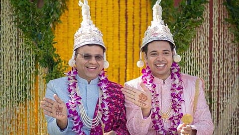 Gay Couple : डेटिंग साइटवरील भेटीनंतर तेलंगणातील गे कपलनं थाटामाटात केलं लग्न!