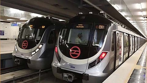 Delhi Metro : मेट्रोत पन्नास टक्क्यांच्या सीट मर्यादेमुळे दिल्लीत प्रवाशांचे हाल