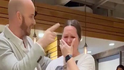 Hotel tip : वेटरला मिळाली तब्बल साडे तीन लाखांची टिप! पण नोकरी गमावली