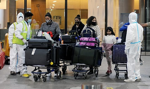 परदेशातून आलेल्या प्रवाशांना पुण्यात हॉटेलमध्ये प्रवेश मिळत नाही.