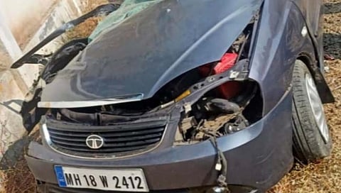 जळगाव : जामनेरमधील टाकळीत कार नाल्यात काेसळून तिघांचा मृत्यू