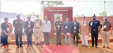 ‘राष्ट्रीय एकात्मता उद्याना’च्या उद्घाटनप्रसंगी डावीकडून संस्कृती बापट, मेजर जनरल विक्रांत नाईक, गणेश जाधव, अभिनव देशमुख, सचिन गाडगीळ, जनरल मनोज नरवणे, सारंग गोसावी व अनिल गानू.