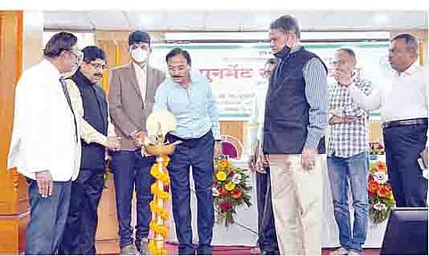 पुणे कृषी महाविद्यालयातील 1981 ते 1984 या बॅचच्या पुनर्भेट मेळाव्याचे दीपप्रज्वलन करून उद्घाटन करताना महाराष्ट्र लोकसेवा आयोगाचे नवे अध्यक्ष किशोर राजेनिंबाळकर. शेजारी कृषितज्ज्ञ बुधाजीराव मुळीक, साखर आयुक्त शेखर गायकवाड, महाविद्यालयाचे प्राचार्य सुनील मासाळकर, भूजल सर्वेक्षण व विकास यंत्रणा, महाराष्ट्र (आयएएस) चिंतामणी जोशी, माजी विद्यार्थी संघटनेचे अध्यक्ष डॉ. बळवंतराव जगताप, अपर पोलिस आयुक्त एन. डी. चव्हाण आदी मान्यवर.