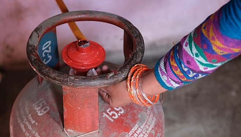 LPG Cylinder : घरगुती सिलिंडर वजनात बदल करण्याचा केंद्र सरकारचा विचार