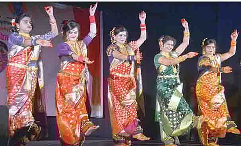 लावणी महोत्सवात लावणी कलाकारांनी ठसकेबाज लावण्या सादर करून रसिकांची मने जिंकली. (छाया : अनंत टोले)