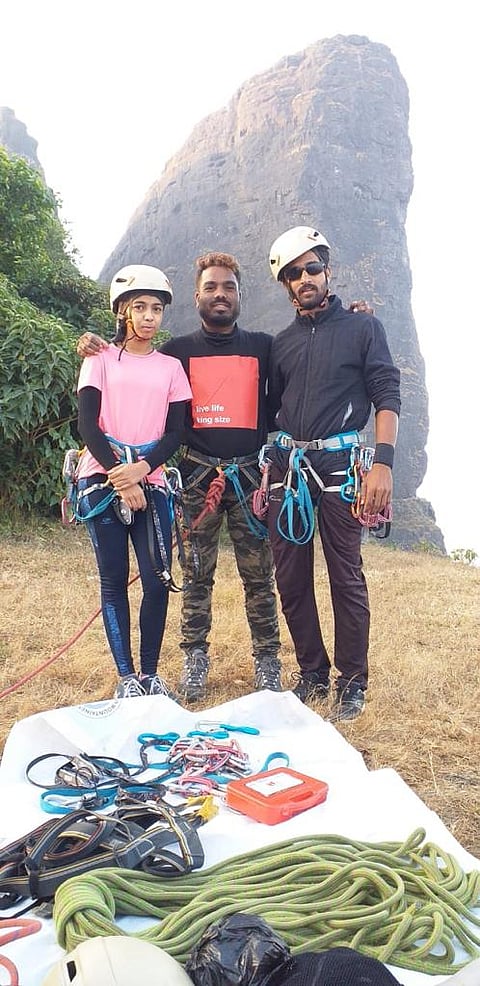 नागफणी या कड्यावर यशस्वी चढाई करणारे अनन्या अनभुले आणि योगेश विरकर.