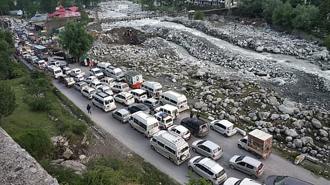 …म्हणून मनालीमध्ये पर्यटकांना ख्रिसमस आणि नवीन वर्षाच्या दिवशी रस्त्यावर काढावी लागू शकते रात्र