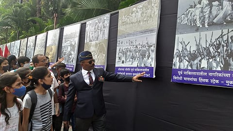 1971 च्या भारतीय विजयासंदर्भातील आठवणी जागविणाऱ्या छायािचत्रांच्या प्रदर्शनात विद्यार्थ्यांना माहितीदेताना लष्करातील अधिकारी.