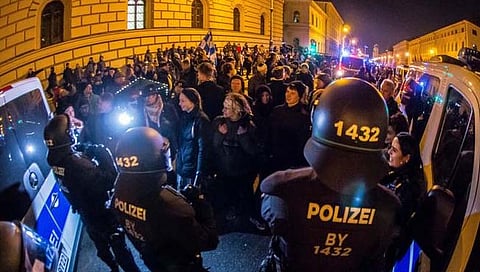 Germany Omicron : जर्मनीमध्ये कोरोना निर्बंधांविरुद्ध नागरिक पुन्हा रस्त्यावर