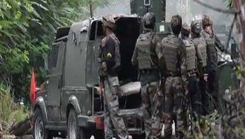 Pulwama encounter : चकमकीत ‘जैश’च्या कमांडरसह दाेन दहशतवाद्यांचा खात्मा