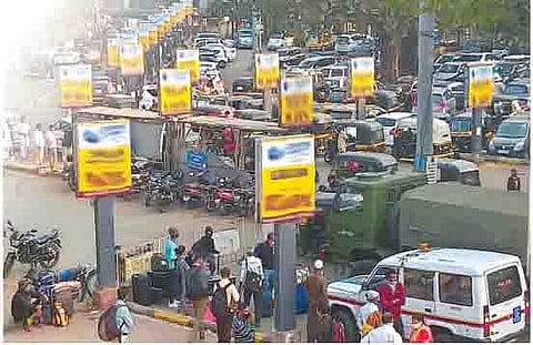 रेल्वेची लेन नंबर 1 पोलिसांनी बॅरिकेड लावून अडविल्यामुळे प्रवाशांचे स्थानकातून बाहेर पडण्यासाठी हाल होत आहेत.