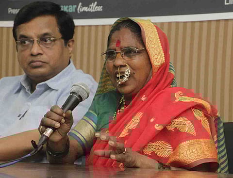 राहीबाई पोपेरे पत्रकारांशी संवाद साधताना