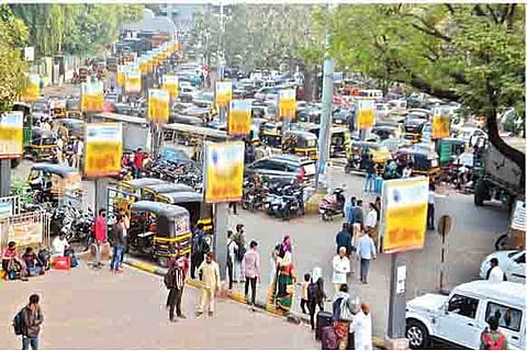 बातमी प्रसिद्ध होताच पोलिसांनी रस्ता खुला केला. मात्र, बॅरिकेड अजूनही येथेच आहेत. या ठिकाणी अजूनही रस्त्यालगतच पार्किंग होत आहे.