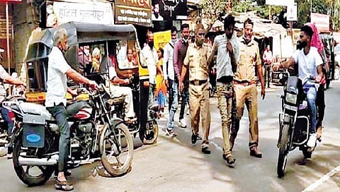 महिलांनी धरल्या झिंज्या : अर्धा तास शिव्यांची लाखोली शहर पोलिसांसमोरच हाणामारी