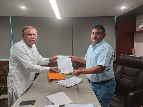 शेतकरी कृती समितीचे अध्यक्ष सतीश काकडे यांनी अर्ज माघारी घेतल्याने उपमुख्यमंत्री अजित पवार यांचा जिल्हा बॅंकेत बिनविरोध जाण्याचा मार्ग मोकळा झाला.