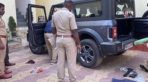 वाहनाची तपासणी करताना पोलिस कर्मचारी.