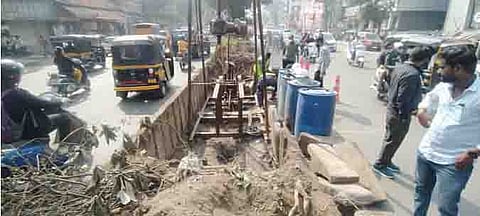 सिंहगड रस्त्यावरील माणिकबाग चौकाजवळ सुरू करण्यात आलेले मातीपरीक्षणाचे काम.