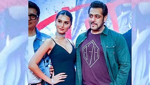 तारा सुतारीया आणि सलमान खान पोज देताना