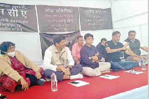 ‘एमसीए’विरोधात उपोषणाला बसलेले अनिल वाल्हेकर, अॅड. कमल सावंत व इतर.