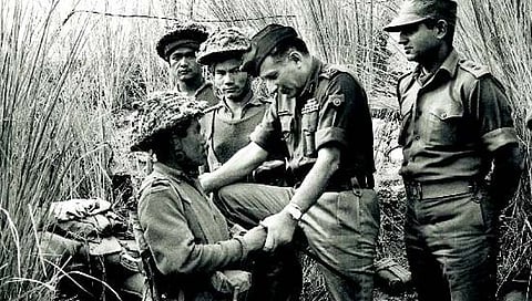 जवानांशी संवाद साधताना तत्कालिन लष्कर प्रमुख सॅम माणेकशॉ.