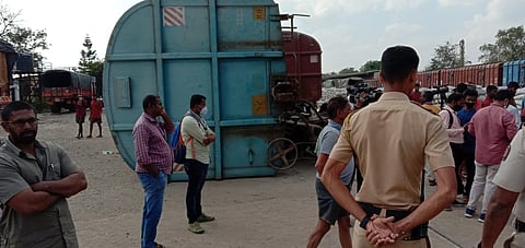 ब्रेकिंग : कोल्हापुरात मालगाडीचा डबा उलटला; चौघांची प्रकृती चिंताजनक
