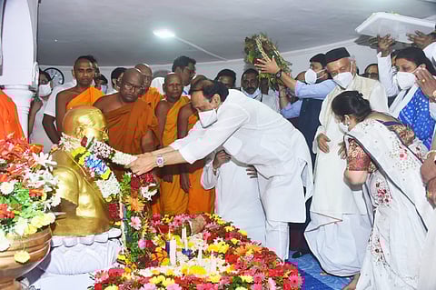 महापरिनिर्वाण दिन : राज्यपाल, अजित पवारांसह आदित्य ठाकरेंचे चैत्यभूमीवर अभिवादन