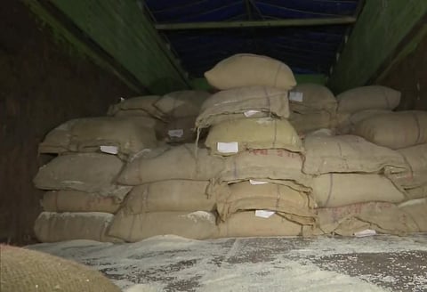 Aarey raid : आरेतील गोदामावर छापा, २५ लाखांचा धान्यसाठा जप्त