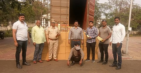 नंदुरबार : भरारी पथकाकडून अवैध मद्यसाठ्यासह ६२ लाखांचा मुद्देमाल जप्त