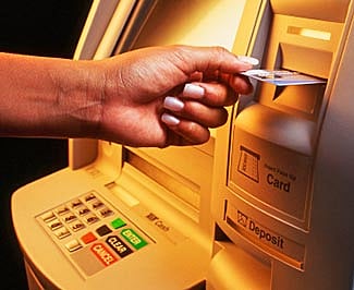 ATM Cash Withdrawal : नवीन वर्षात मर्यादेपेक्षा अधिक वेळा एटीएममधून पैसे काढल्यास भुर्दंड बसणार!