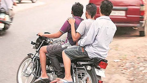 पुण्यात अवतरली मोगलाई ! गाडी नीट चालवायचा सल्ला देऊ नका, अन्यथा डोकं फुटेल