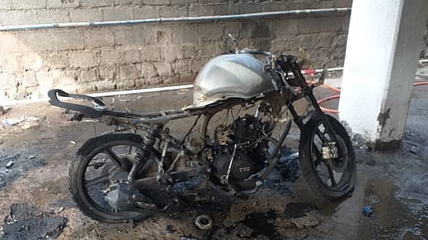 नगर : श्रीगोंदा येथे पार्किंगमधील चार दुचाकी जाळल्या, शहरात खळबळ