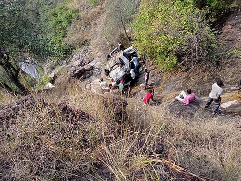 सातारा : शिंगणापूर घाटात ४०० फूट खोल दरीत कार कोसळली; मायलेकरांचा मृत्यू