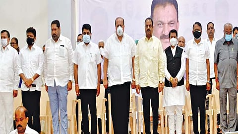 कोल्हापूर : आमदार चंद्रकांत जाधव यांच्या निधनाबद्दल आयोजित केलेल्या सर्वपक्षीय शोकसभेत श्रद्धांजली अर्पण करण्यात आली. यावेळी पालकमंत्री सतेज पाटील, ग्रामविकासमंत्री हसन मुश्रीफ, खा. संजय मंडलिक, आ. पी. एन. पाटील, आ. प्रकाश आवाडे, आ. राजू आवळे, आ. जयंत आसगावकर, गोकुळ दूध संघाचे अध्यक्ष विश्वास पाटील आदी उपस्थित होते. (छाया : पप्पू अत्तार)