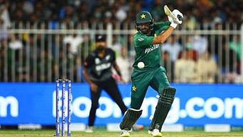 मॅच सुरू असतानाच क्रिकेटरच्या छातीत कळ, मैदानातून थेट रुग्णालयात दाखल