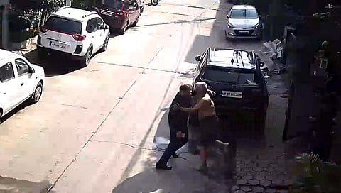 DSP Video : अर्धनग्न अवस्थेत ‘डीएसपी’ची शेजाऱ्याला बेदम मारहाण ( व्हिडीओ व्हायरल )