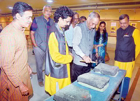 कै. मोरेश्वर कुंटे आणि त्यांच्या पत्नी विजया कुंटे यांनी पाहिलेल्या मंदिरांपैकी काही मंदिरांच्या छायाचित्रांचे ‘गाणारे दगड आणि बोलणारे पाषाण’ हे प्रदर्शन पाहताना मान्यवर.