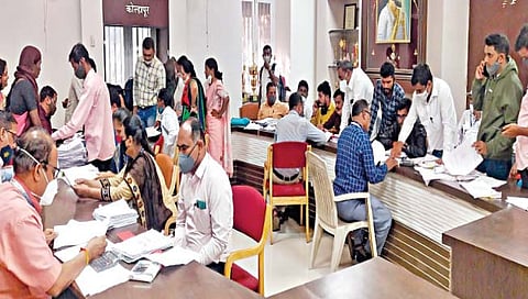 कोल्हापूर : जिल्ह्यातील 475 ग्रामपंचायतींच्या प्रभाग रचना तपासणीचे काम जिल्हाधिकारी कार्यालयात सुरू होते.