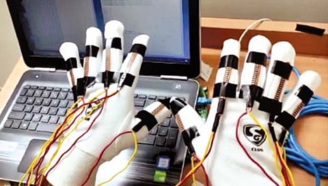 भारतात तयार झाले ‘बोलणारे हातमोजे’!