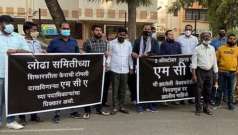 पुणे : बेकायदेशीर निवडणुकीविराेधात ‘एमसीए’ अध्यक्षांच्या घरासमोर घंटानाद