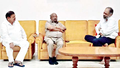 कोल्हापूर : जिल्हा बँक निवडणुकीसंदर्भात आ. पी. एन. पाटील, आ. प्रकाश आवाडे आणि आ. विनय कोरे यांच्यात बैठक झाली. (छाया : पप्पू अत्तार)