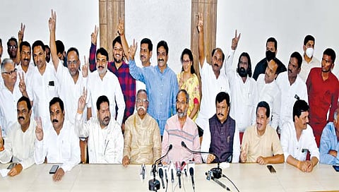 कोल्हापूर : राजर्षी शाहू शेतकरी परिवर्तन पॅनेलची घोषणा करताना शिवसेना संपर्कप्रमुख अरुण दुधवडकर. सोबत खा. संजय मंडलिक, संपतराव पवार-पाटील, राजेश क्षीरसागर, चंद्रदीप नरके, आ. प्रकाश आबिटकर, मुरलीधर जाधव, विजय देवणे व उमेदवार आदी. (छाया : पप्पू अत्तार)