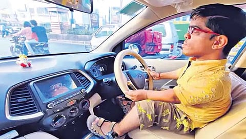 तीन फुटी व्यक्तीला ड्रायव्हिंग लायसन्स