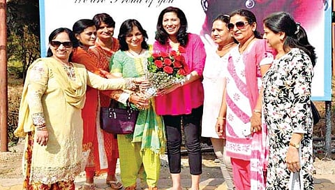 कोल्हापूर : धैर्यप्रसाद हॉल चौकात लीना नायर यांचा सत्कार करताना मैत्रिणी.