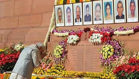 पंतप्रधान मोदी यांनी संसद हल्ल्यातील शहिदांना श्रद्धांजली
वाहिली