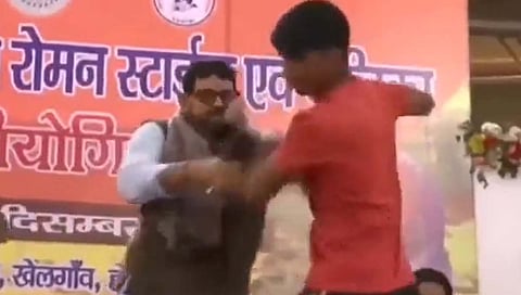 MP Brij bhushan Singh : कुस्ती महासंघाच्या अध्यक्षांनी पैलवानाला स्टेजवरच लावली कानाखाली, video व्हायरल