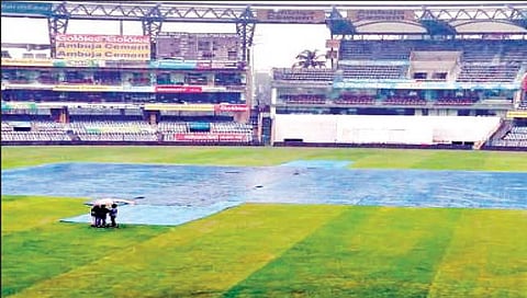 मुंबई : वानखेडेवर कोण खेळणार? पाऊस की खेळाडू