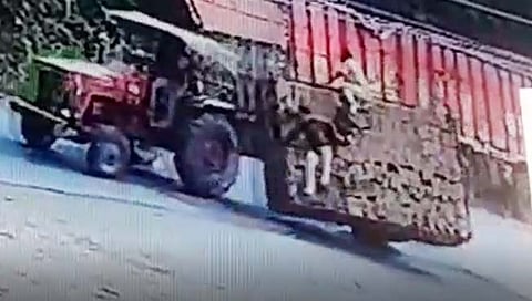 अपघाताचा थरार सीसीटीव्हीत कैद : लासलगाव येथे विटांनी भरलेला ट्रॅक्टर पलटी (video)