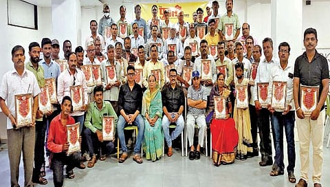 वाडीपीर ः येथे हॉटेल तंदूर कॉर्नरमध्ये करवीर तालुक्यातील वृत्तपत्र विक्रेत्यांच्या सन्मानप्रसंगी महेश चव्हाण (भैया), सागर चव्हाण, श्रीमती छाया चव्हाण, राजेंद्र पाटील व वृत्तपत्र विक्रेते उपस्थित होते.